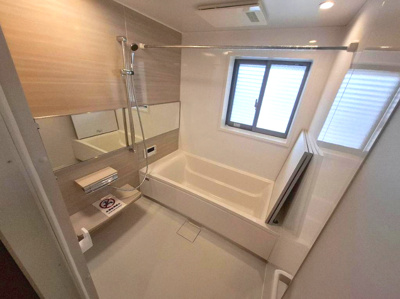 【浴室】 | ルネフェリアス堺鳳 | 足を伸ばしてゆったりと湯船に浸かれる広々バスルーム。ご家族一緒に、日々の疲れもリフレッシュできそうですね！