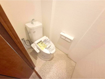 【トイレ】 | ルネフェリアス堺鳳 | カバーなしでも便座はポカポカな温水洗浄便座付トイレ。汚れてもサッと一拭きで綺麗に！お掃除ラクラクで衛生的ですね。