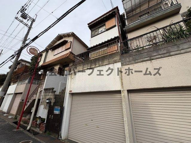 山之上5丁目戸建　賃貸の駐車場|駐車場があるので、車を買う予定の方も安心です