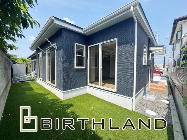 新築戸建・建売　郡山市鳴神一丁目　平屋建て　の外観|緑が映える人工芝の庭付き！手間いらずで美しい景観を楽しめます♪