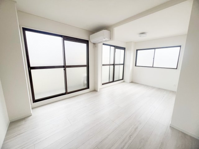 JJBASE西加賀屋の居間・リビング