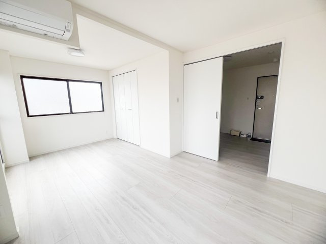 JJBASE西加賀屋の洋室