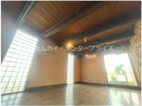 アルファガーデンの内装|明るい室内です