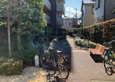 【中庭】 | クレアコート東林間 | 中庭（パティオ）とは、一つの建築物の内部に設けられた、壁などで囲われている庭のことを指します。コの字型、ロの字型が主流ですが、L字型の中庭もあります。最近では、インテリア性の高さからも人気があります。