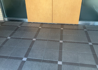 【エントランス】 | クレアコート東林間 | マンションのエントランスには、もともと風よけや防犯の役割がありますが、マンションによって宅配ボックスなどの設備が備わっている所もあります。日々の生活をイメージしながら生活しやすさをチェックしましょう。