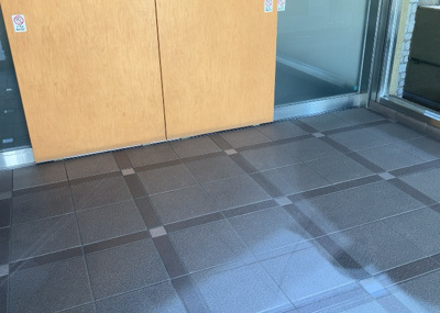 【ロビー】 | クレアコート東林間 | ラウンジは、マンションの共用スペースに椅子やテーブルなどを配置した利用者が寛げる空間です。屋内型ラウンジと屋外型ラウンジがあります。共用部分の管理状況と合わせて、詳細については現地でご確認ください。