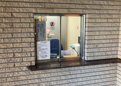 【受付】 | クレアコート東林間 | 受付はマンションコンシェルジュがいる場合もあれば、管理人が滞在する小部屋を総称して呼ぶことがあります。主にエントランスに設置されていることから、防犯面でも期待ができます。防犯設備がない場合はより安心！