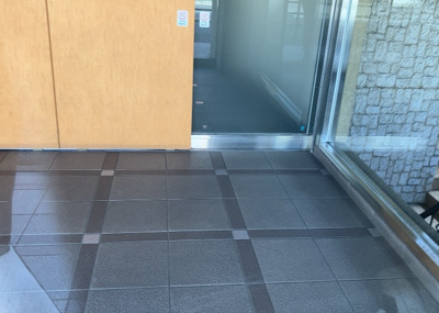 【その他】 | クレアコート東林間 | ロビーというと、エントランスと何がちがうの？と思いますよね。実はロビーとエントランスには明確な決まりはありません。物件によっては、エントランスを入って広がるある程度の広さのある空間がロビーとなります。