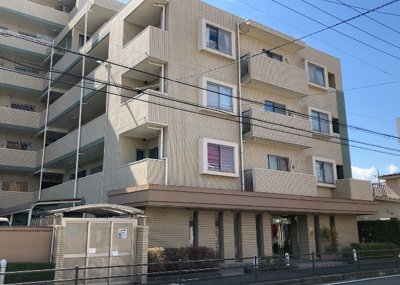 【外観】 | クレアコート東林間 | 道幅が広い場所は日当たりや風通が良好です。幅が広いのですれ違いも可能ですし大きな車でも駐車可能！一方で、大型車が通ることも多くなるため交通量の増加により騒音に繋がります。また土地の値段が高くなります。