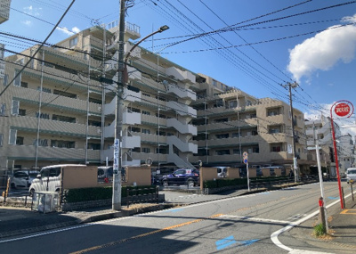 【外観】 | クレアコート東林間 | 外観はマンション管理がされているかの目安になります。築年数が古いと、壁面は劣化してひび割れが生じることも！建物が古びていても細かいところが修繕されていると、きちんと管理されているなぁと感じるでしょう。