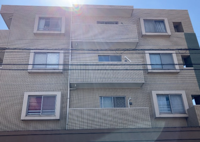 【外観】 | クレアコート東林間 | 一般的なバルコニーは、奥行1.5ｍ程ですが、ワイルドバルコニーは2ｍまで広がっています。そのため洗濯物の間隔をあけ干すことができ、乾きやすいというメリットや、ガーデニングが楽しめる等の特徴があります。