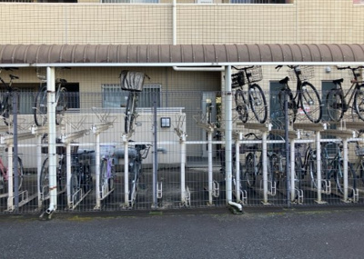 【駐車場】 | クレアコート東林間 | 車一台あたりに必要なスペースは、標準サイズの普通自動車で横幅2m50cm、長さ5mは必要になります。ただし、乗降のことも考慮して横幅3m30cm、長さ5m50cmほどは確保できるところを選びましょう。