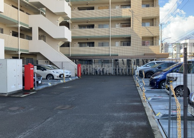 【駐車場】 | クレアコート東林間 | 駐車場と明記されていても、最小スペースでつくられた駐車場だと大型車は駐車できなかったり、出入りしにくくなったりする可能性があります。お車のサイズと購入したい物件の駐車場のサイズを現地で確認しましょう。