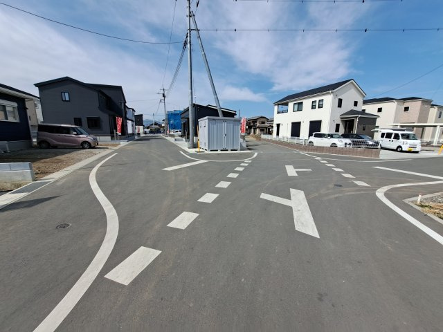 新築　富岡市中高瀬　3号棟の前面道路含む現地写真|現地写真　南側接道幅員約6ｍ
