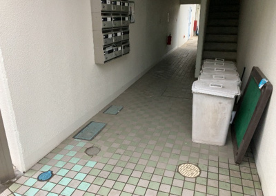 【エントランス】 | シードオン２１ | マンションのエントランスには、もともと風よけや防犯の役割がありますが、マンションによって宅配ボックスなどの設備が備わっている所もあります。日々の生活をイメージしながら生活しやすさをチェックしましょう。