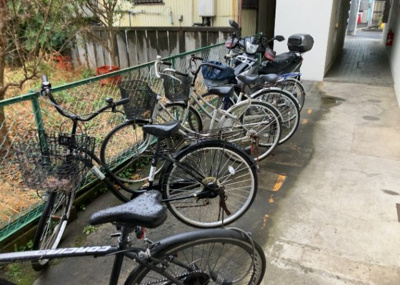 【駐車場】 | シードオン２１ | 車一台あたりに必要なスペースは、標準サイズの普通自動車で横幅2m50cm、長さ5mは必要になります。ただし、乗降のことも考慮して横幅3m30cm、長さ5m50cmほどは確保できるところを選びましょう。