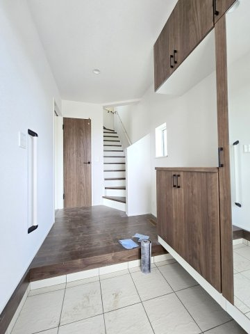 リナージュ　瑞穂町二本木　新築　全5棟　3号棟の玄関