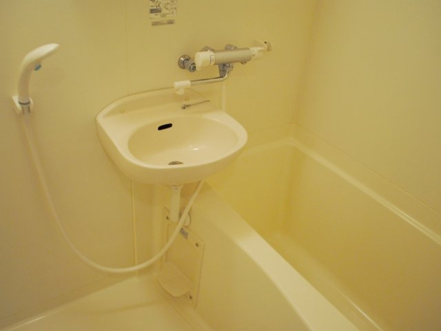 フェニックス伊勢佐木町の内装|明るい色調の室内です