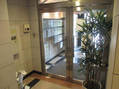 【エントランス】 | シェルマンド淡路 | オートロック完備なので女性の方も安心