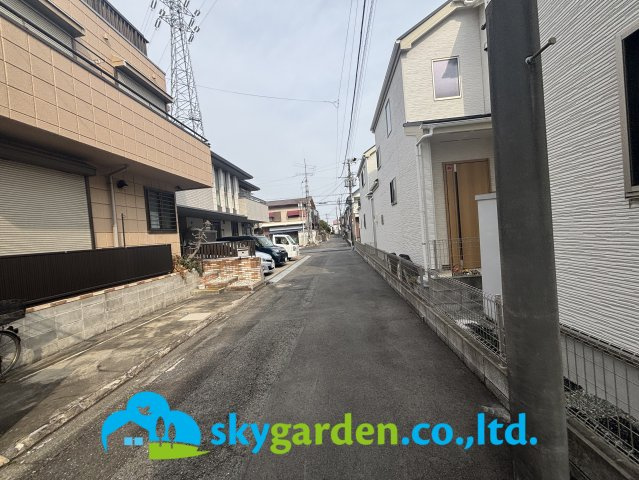 平塚市徳延　中古戸建の前面道路含む現地写真