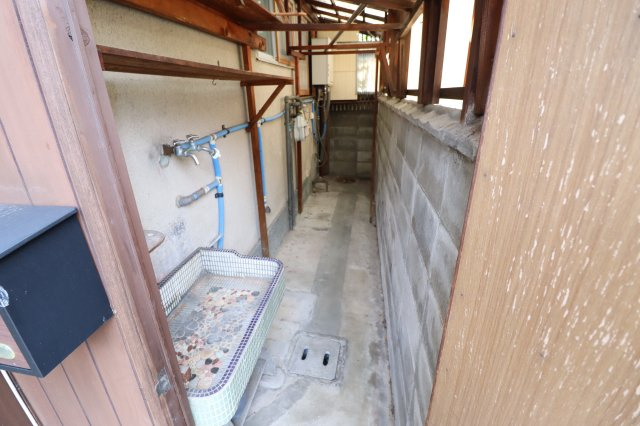 西野山百々町戸建のその他|玄関横に物置スペース有り、洗濯機も設置可能です。