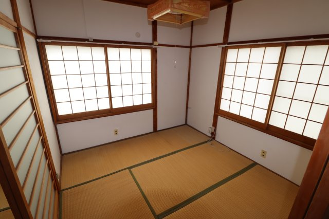 西野山百々町戸建の子供部屋|南向きの和室4.5帖のお部屋は2面窓で明るく風通しの良いお部屋です。