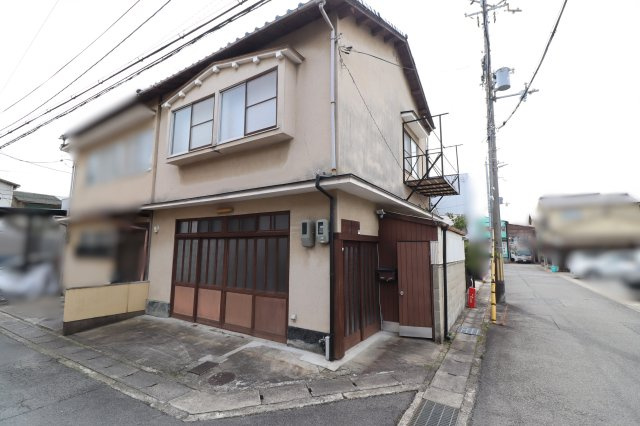 西野山百々町戸建の外観|角地に有り日当たり、風通しの良いロケーションです。