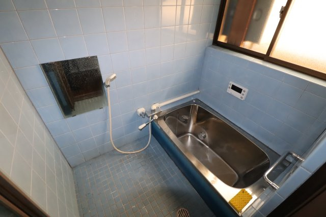 西野山百々町戸建の浴室|追い焚き浴室です。