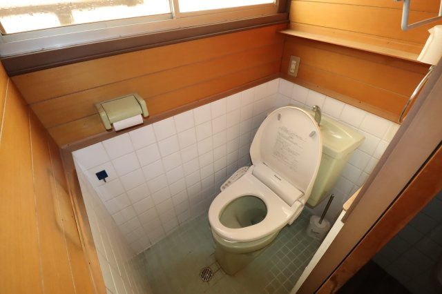 西野山百々町戸建のトイレ|ウォシュレット付き