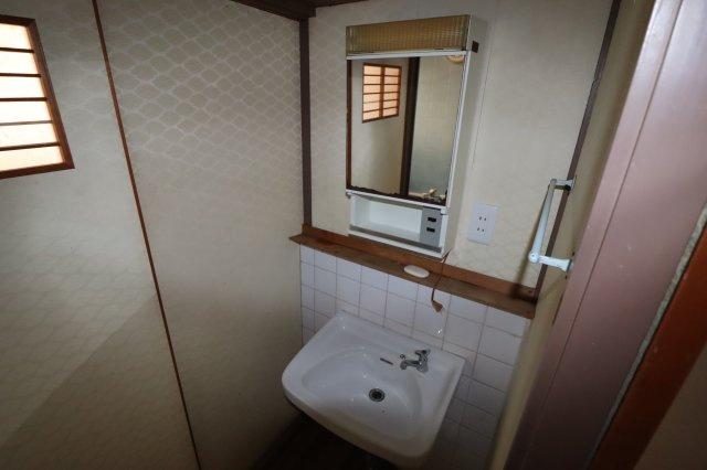 西野山百々町戸建の独立洗面台|洗面台付きです。