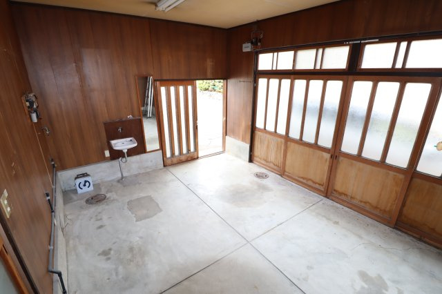 西野山百々町戸建の内装|1階土間スペースは約18.84㎡ございます。店舗や事務所、作業スペースや趣味の利用など多目的に利用可能です。