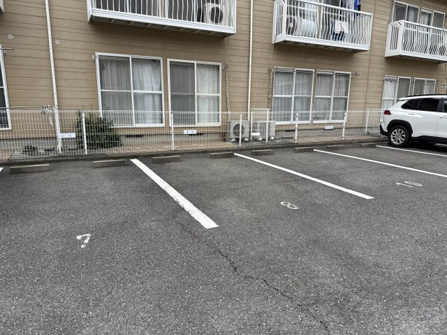 エステートピア宮ノ下Ⅰ番館の駐車場