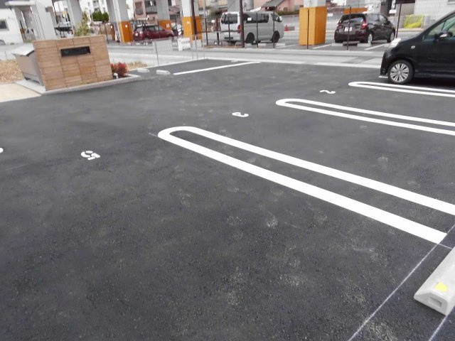 クレール林崎の駐車場