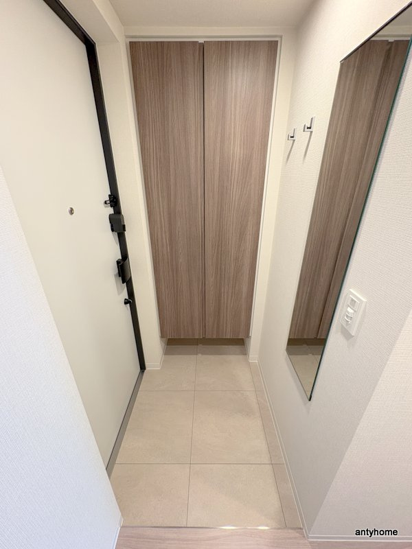 コンフォリア・リヴ本町WEST Ｑ　仲介手数料無料の玄関