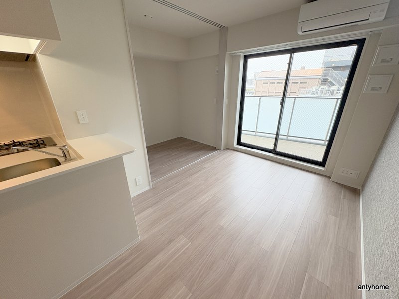 コンフォリア・リヴ本町WEST Ｑ　仲介手数料無料の居間・リビング