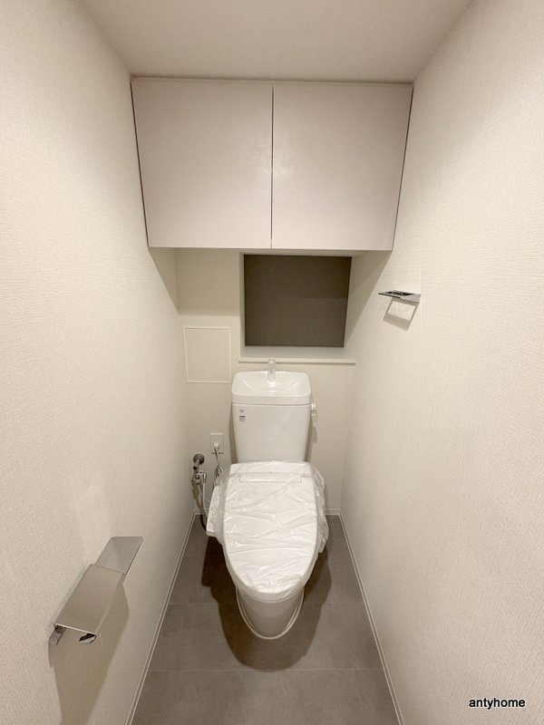 コンフォリア・リヴ本町WEST Ｑ　仲介手数料無料のトイレ