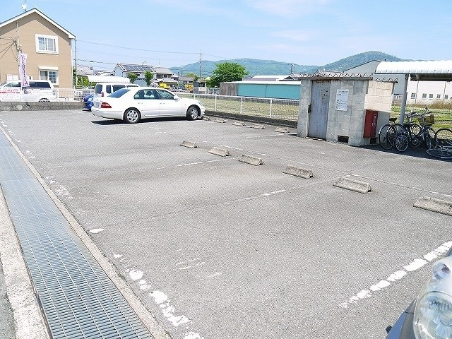 サンシャイン（大字東新堂）の駐車場|駐車場に車を止められます