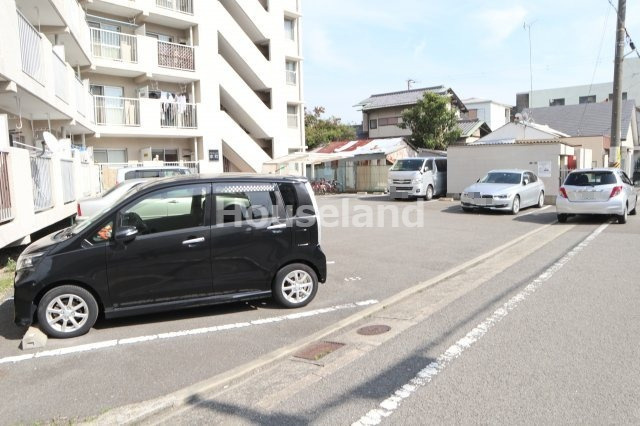 グランドハイツ本町の駐車場