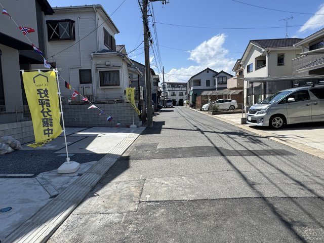 流山市三輪野山１丁目新築戸建【流山北小学校：9分】の前面道路含む現地写真|北側前面道路・幅員約6ｍ