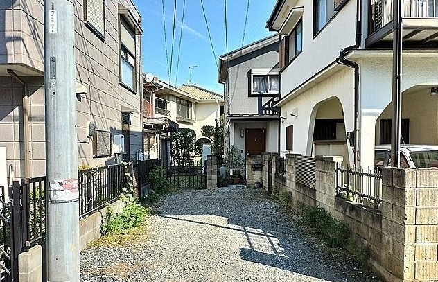 中古戸建/朝霞市宮戸4丁目の外観|前面道路含む現地写真