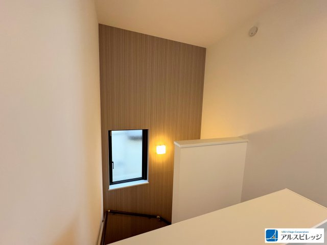 新築一戸建／ふじみ野市大井中央4丁目のその他|毎日の上り下りを心地よく、美しく。ダークで落ち着いた縦柄のアクセントクロスが織りなす、ホテルのような上質空間。採光窓を確保し、デザイン性と安全性を両立した階段室です。