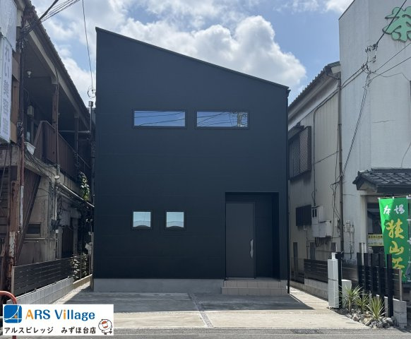 新築一戸建／ふじみ野市大井中央4丁目の外観|街並みに圧倒的な存在感を放つ、黒のモダンハウス。片流れ屋根が映えるシャープな外観は、【旭化成 パワーボード】の高い耐久性に裏打ちされています。ゆとりの駐車2台分スペースで、機能性も兼ね備えた住まい。