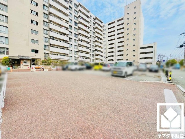 九条住宅A棟の駐車場