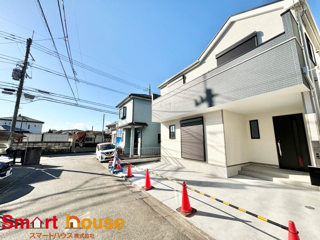 相模原市中央区上溝　新築1棟！南道路2台駐車！の前面道路含む現地写真|お住まいの前面道路が広いと駐車が楽になり、陽当たりも遮られないので明るく居心地の良いお家になります♪