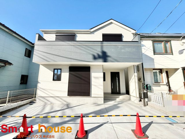 相模原市中央区上溝　新築1棟！南道路2台駐車！の外観|外壁が周囲の街並みと青空に生えるお洒落な仕上がり！周囲には高い建物のないエリア。青い空が大きく感じますね。