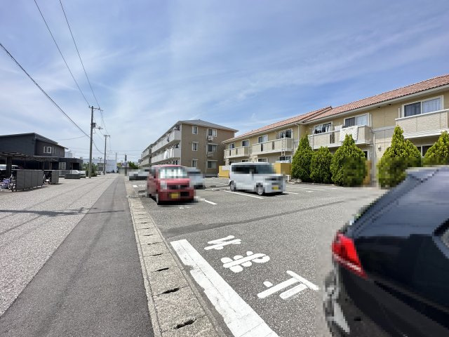 セジュール ﾓﾅﾘｴの駐車場