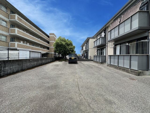 シャーメゾン札場B棟の駐車場