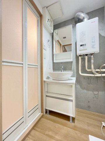 「防音マンション」リトルズトーン城北公園の独立洗面台|明るい洗面所です