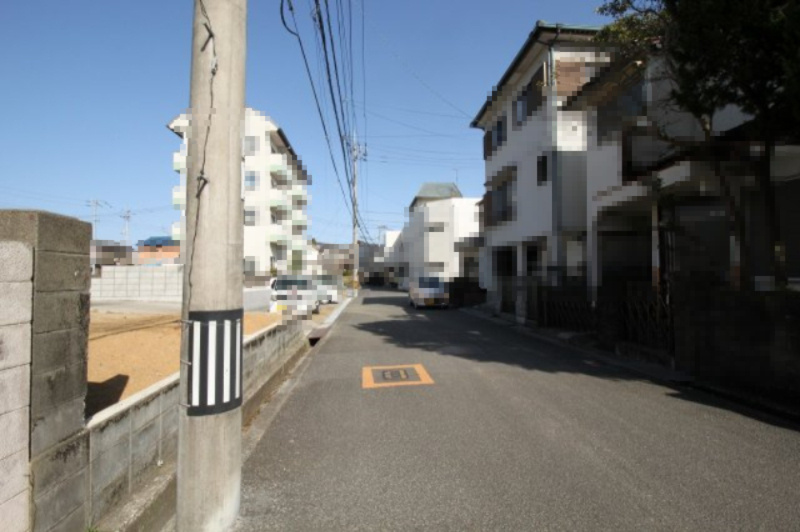 城山町　建築条件なし　売土地の前面道路含む現地写真