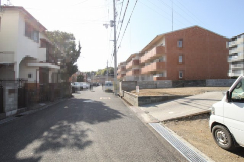 城山町　建築条件なし　売土地の前面道路含む現地写真